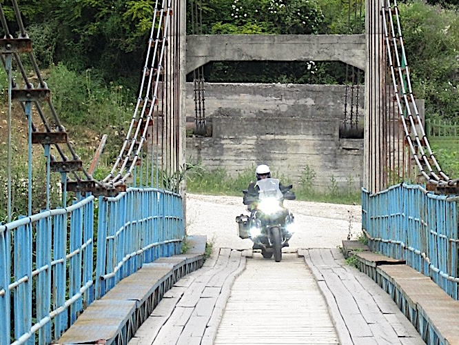 02___eddy_auf_albanischer_bruecke___crop