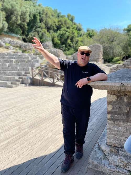 08___eddy_als_reisefuehrer_im_theater_von_butrint_in_albanien
