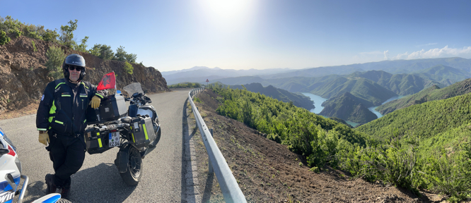 08___eddy_in_albanien_am_motorrad