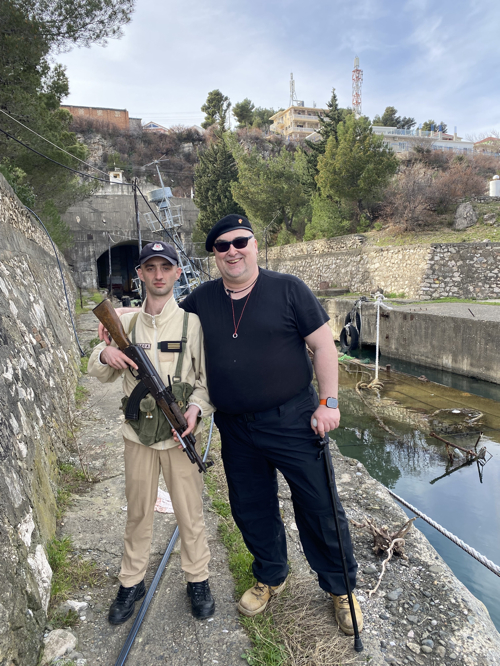 10___eddy_mit_soldat_auf_albanischer_marinebasis