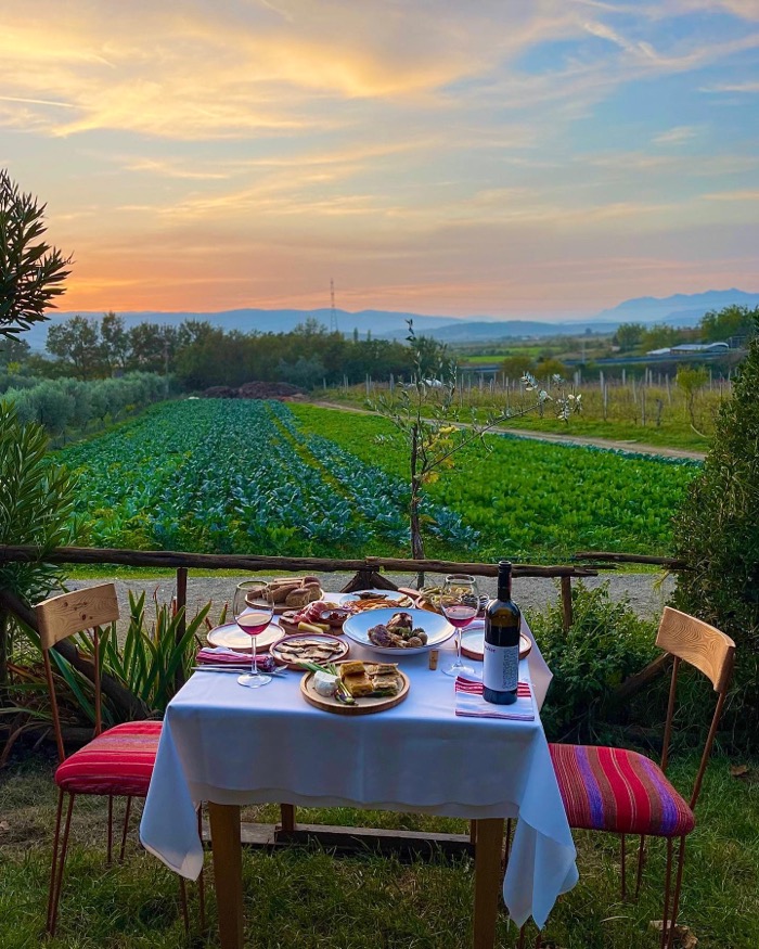 Albanien-Fishte-Restaurant---Mrizi-i-Zanave---Terasse-gedeckter-Tisch-mit-Landschaft