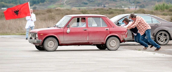 Albanien-Verkehr-Auto-anschieben