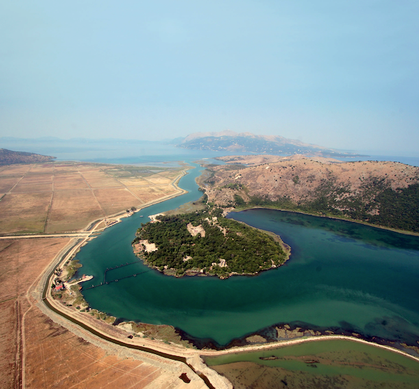 BUTRINT---Insel-Lagune-Luftaufnahme--ORG-600×557