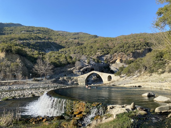 LENGARICA---Benja-Thermalquellen--Badebecken-Brücke-Ura-e-Kadiut---FOX-IMG_1444--600x450