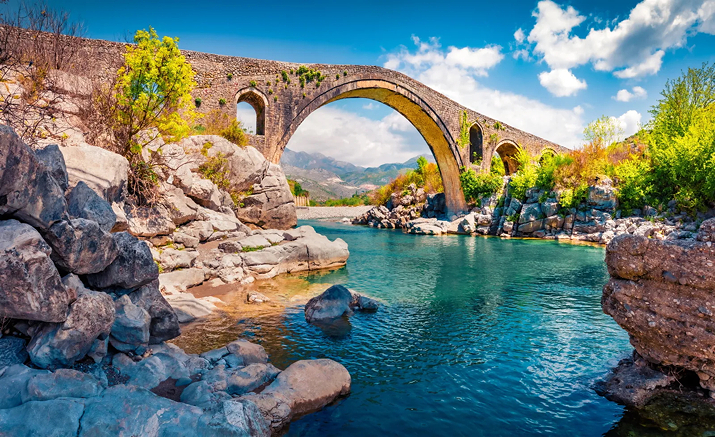 Die Ura e Mesit bei Shkorda in Albanien – bei Niedrigwasser!