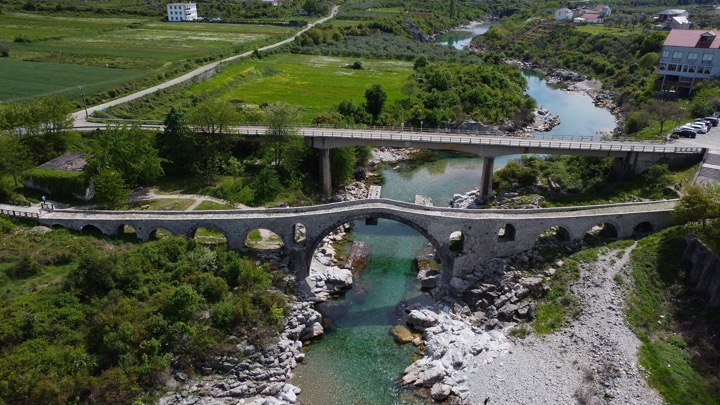 ALBANIEN-Shkodra | Ura e Mesit (historische und Brutalismus-Brücke)