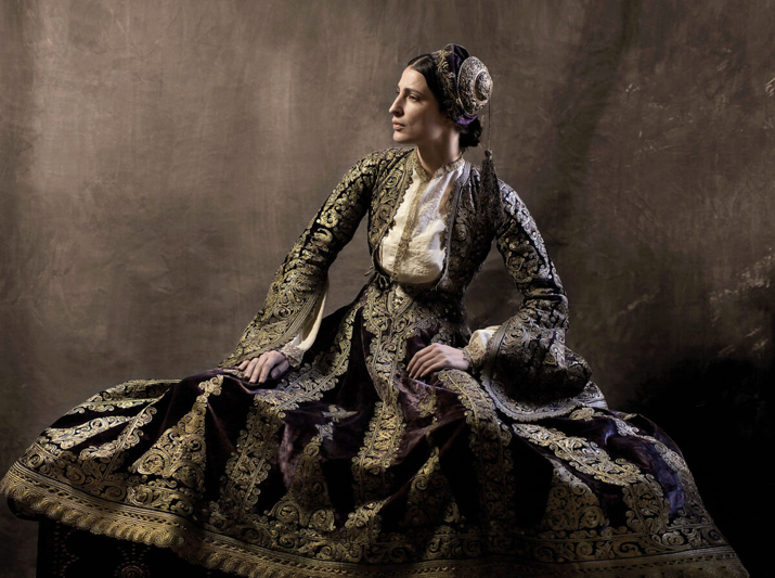 kyra_frosini__euphrosyne_vasileiou____kleid_getragen_von_schauspielerin_ 715×533._jpg