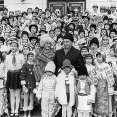 ceausescu-mit-kindern___web_1181x1181