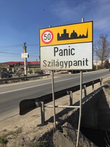 Rumaenien-Ortsschild-Panic-Hochformat---1125x1500-IMG_7549