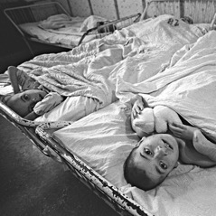 rumaenien__dekret_770_strassenkinder-waisenhaus-kinder-02__web_530x530