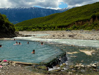 Thermalquellen von Benja am Fluss Lengarica - Etappe geführte Motorradtour nach Albanien