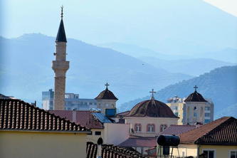 Minarett in Berat  - Etappe geführte Motorradtour nach Albanien