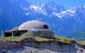 Bunker vor Bergpanorama auf der geführten Motorradtour (Motorradreise) nach Albanien