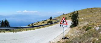 Straße bei Galicica am Ohrid-See  - Etappe geführte Motorradtour nach Albanien