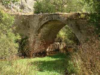 Steinerne Brücke bei Voskopoje  - Etappe geführte Motorradtour nach Albanien