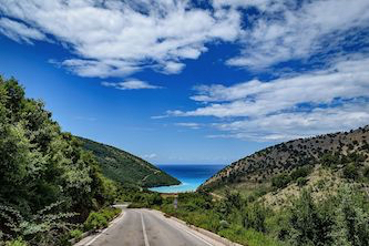 Mit dem Motorrad fahren wir an der feinen Albanischen Riviera entlang.