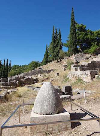 Omphalos in Delphi = Der Nabel der Welt - besucht mit Bikern auf der Griechenland-Motorradreise