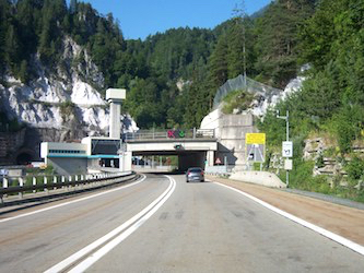 Aufbruch nach Griechenland durch Sloweniens Karawankentunnel