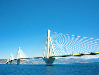 Über die Brücke Rio-Antirio setzten wir mit den Motorrädern vom griechischen Festland auf die Peleponnes über.