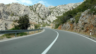 Die Griechenland-Motorradtour führt ein großes Stück über die Jadranska Magristrala, die alte Jugoslawische Küstenstraße.