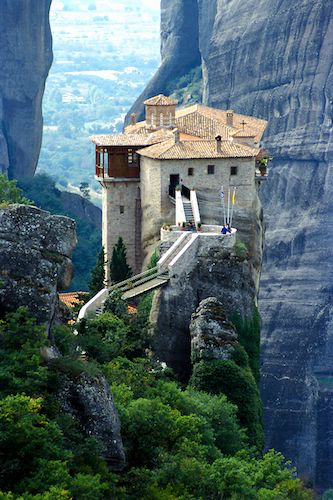 Biker auf den Spuren von James Bond. Mit dem Motorrad zu den und um die Meteora Felsenklöster in Griechenland.