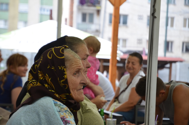ROMOTOUR | Alte Frau im Cafe auf der Rumänien-Motorradreise mit Paula und Eddy (geführte Motorradtour durch Rumänien)