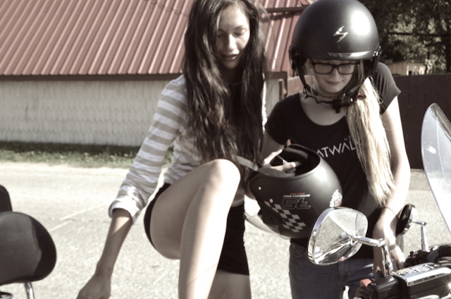 ROMOTOUR | Schöne Mädchen als Motorraddiebe auf der Rumänien-Motorradreise mit Paula und Eddy (geführte Motorradtour durch Rumänien)