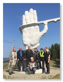 ROMOTOUR Gruppenfoto am Palma-Pass bei geführte Motorradtour nach Rumänien