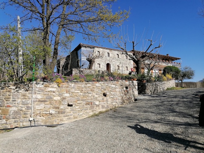 Albanien-Fishte-Restaurant---Mrizi-i-Zanave---Aussen-Schraege